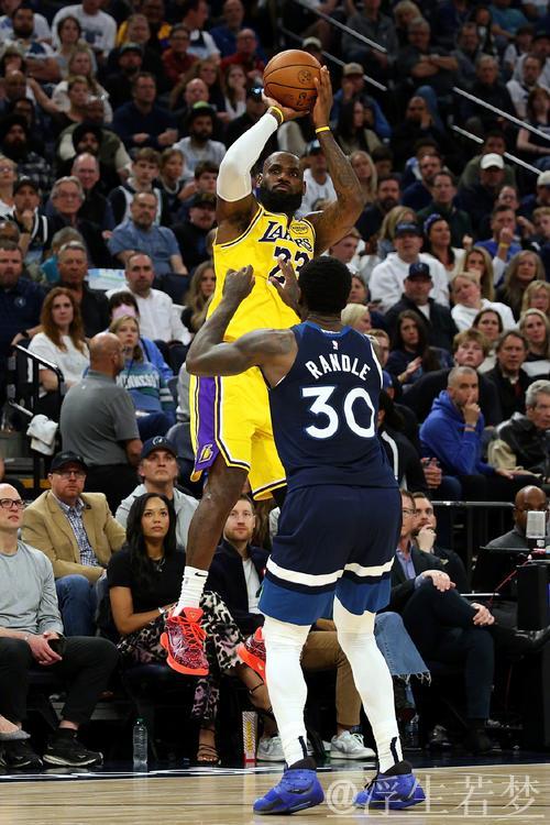 詹姆斯外线接球 漂移三分精准命中