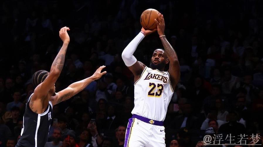 詹姆斯外线接球 漂移三分精准命中