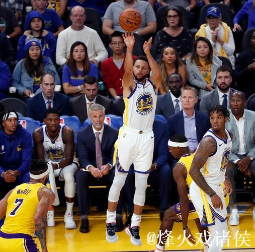 库里16分助阵勇士大胜湖人,布朗尼5中1,季前赛豪取5连胜 库里16分助阵勇士大胜湖人,布朗尼5中1,季前赛豪取5连胜
