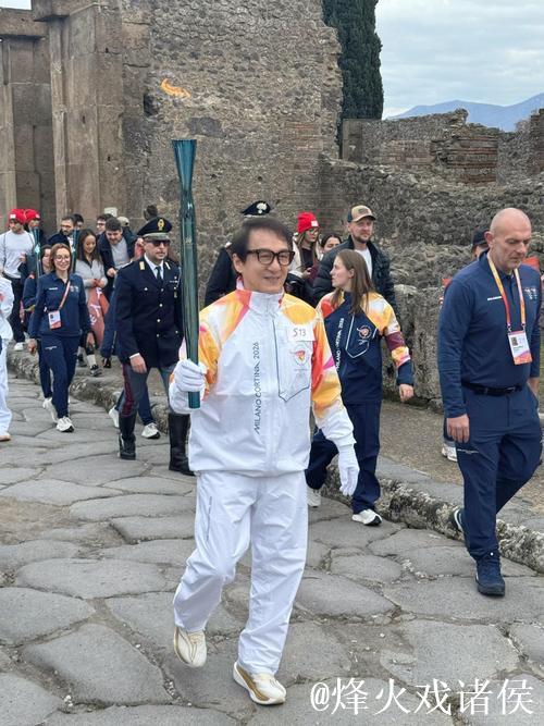 成龙参与米兰-科尔蒂纳冬奥会火炬传递活动