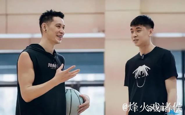 林书豪鼓励崔永熙:训练时要更拼一些 林书豪鼓励崔永熙:训练时要更拼一些